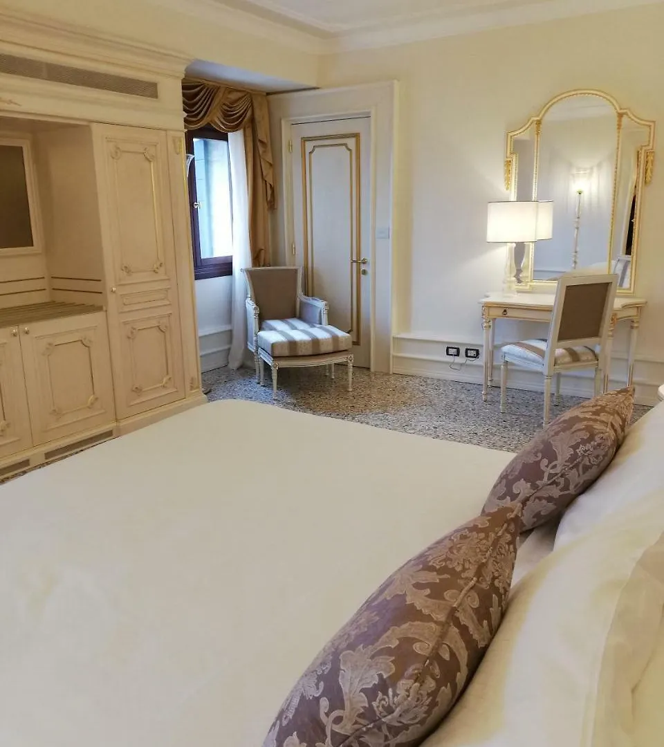 Отель Ca' Bonfadini Historic Experience Венеция 5*,